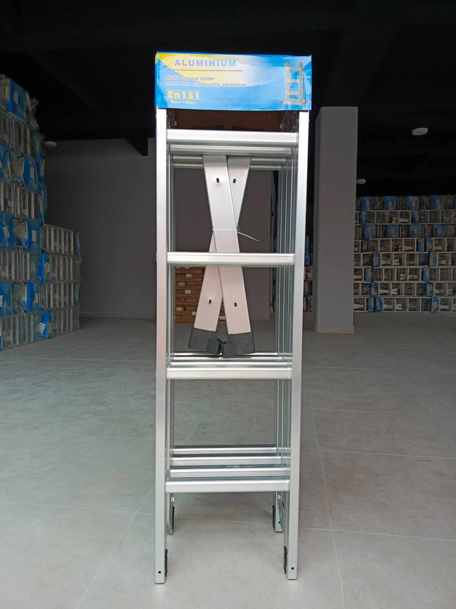 Escalera multifuncional de aluminio de 12 peldaños extendida a 3.60 m